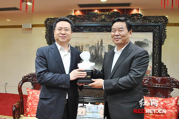 副省长何报翔（右）会见中国建筑国际集团主席周勇。