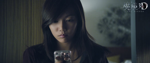 李彩英查看手机