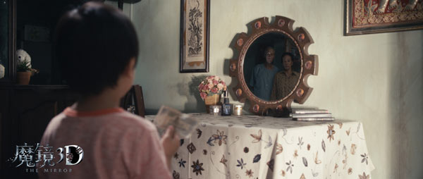 男孩被魔镜中影像所吸引