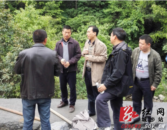 杨博理在边南公路现场调研