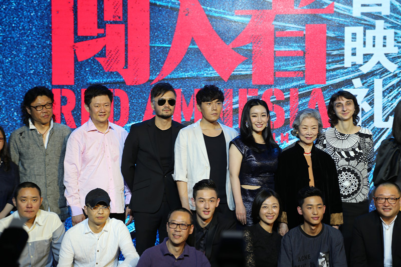 曹卫宇和其他主创合影