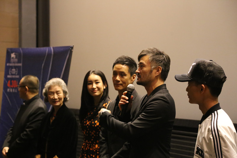 曹卫宇台上发言