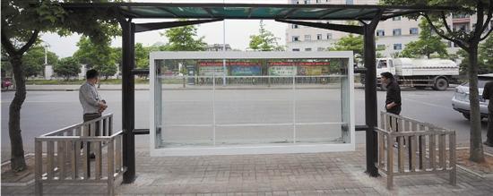 浙江一奇葩公交站乘客需跨栏进入 网友称学刘翔