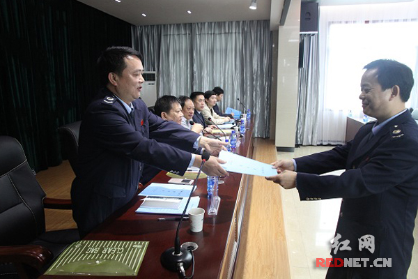 递交《党风廉政建设责任书》。