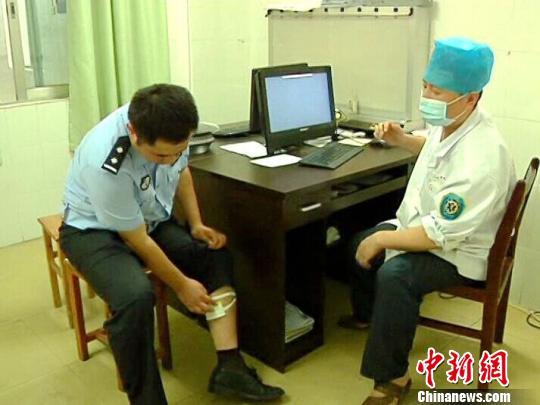 广西残疾男驾驶无牌改装车被查 拒绝整治咬伤民警