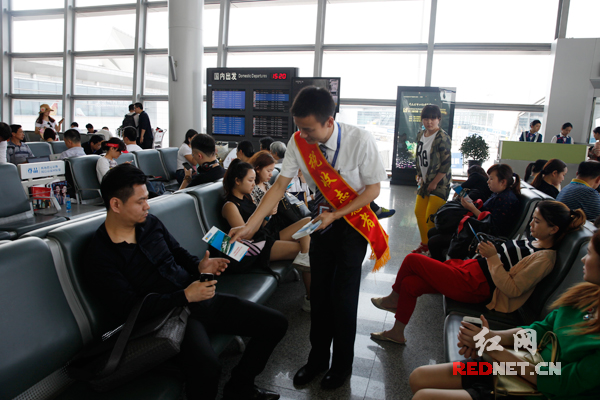 长沙县国税局税务人员在长沙黄花机场候机室发放税收宣传资料。