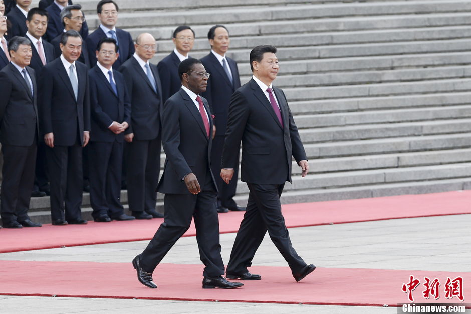 习近平在北京欢迎赤道几内亚共和国总统奥比昂