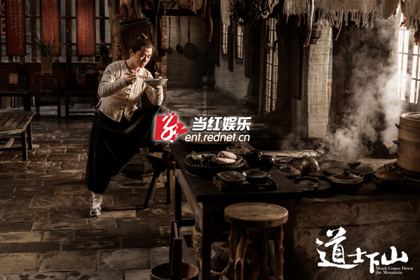 何安下边习武边吃饭