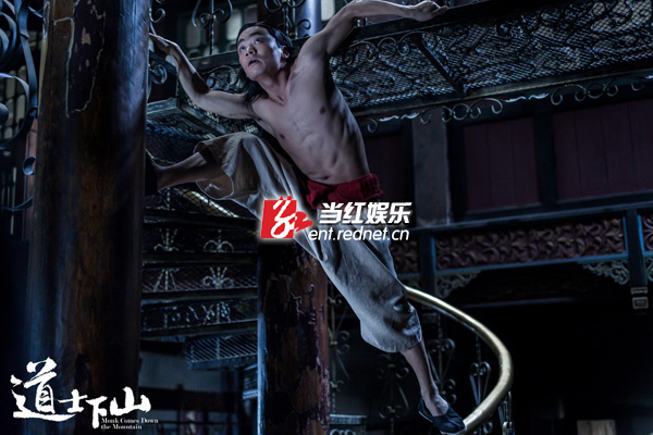 王宝强饰演何安下鬼祟爬楼