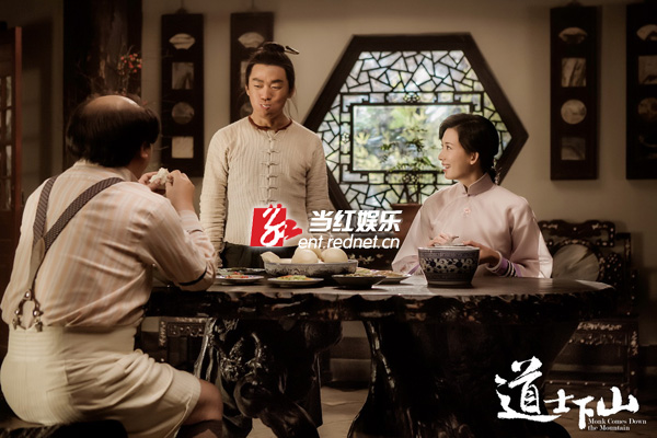 王宝强饰演何安下与药店掌柜范伟及师母林志玲