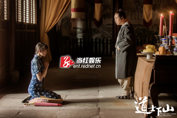 这波“食色篇”重点则是放在林志玲身上，造型不但有古典旗袍、白色缀花洋装，还有丝质睡衣Look，看来台湾第一名模的性感姿色仍是电影卖弄的噱头之一。