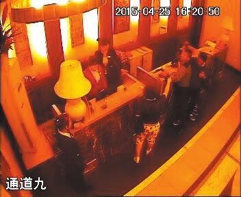 25日中午,金凤区富安东街的回宴楼餐厅内,市民老周召集了全家十几口人欢聚一堂,为爱人举办60寿宴,一家人相拥而坐,其乐融融。结账时,女婿章某来到收银台,得知岳父已经付了饭钱后仍执意要交钱,因此事和妻子争吵了几句不说,他借着酒劲在吧台胡闹一通,先是推翻了桌子上的电脑屏幕,其后又抄起身边的密码器砸向收银员,最终导致收银员王莹左眼眶内壁骨折,进了医院。