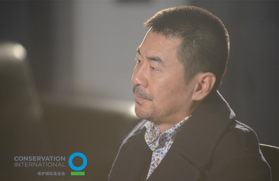 陈建斌配音现场接受访问