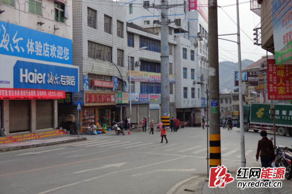已加装“防撞衣”的电力杆塔。