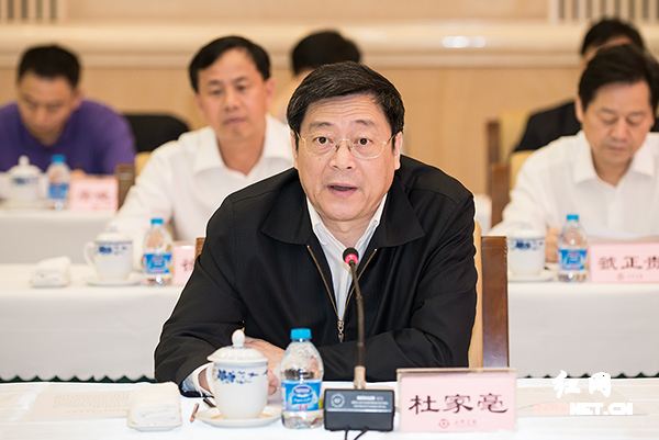 湖南省委副书记、省长杜家毫介绍湖南省经济社会发展和环长株潭城市群建设情况。