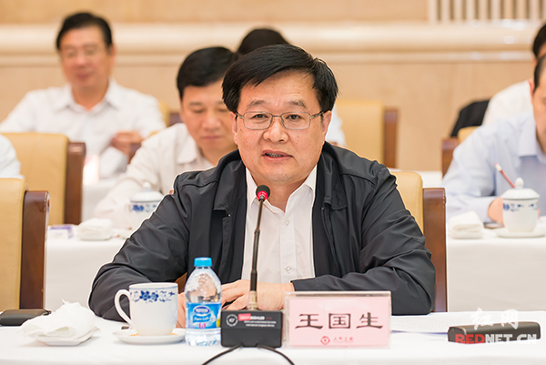 湖北省委副书记、省长王国生介绍湖北省经济社会发展和武汉城市圈建设情况。