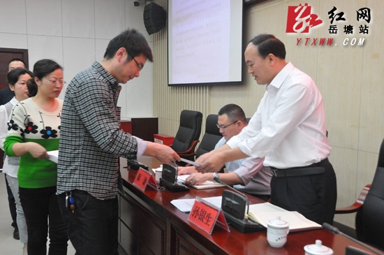 敲响“警钟” 全区69名新任重任科级干部集体参与廉政谈话