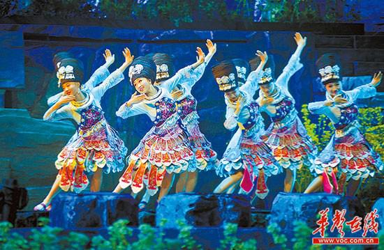 《边城》第二幕“初萌”中，湘西阿妹们穿着美丽的民族服装在花间起舞。湖南日报记者 李健 摄 