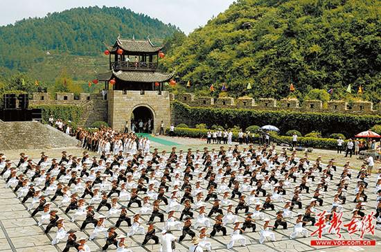 2009年8月29日，第四届世界围棋巅峰对决赛在凤凰县南长城上展开激烈角逐。(资料图片)湖南日报记者 郭立亮 摄 