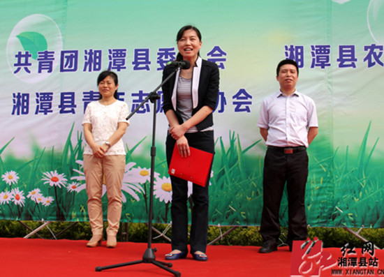 周艳希（中）、李先金（右一）、陈卫兵（左一）参加当天的活动