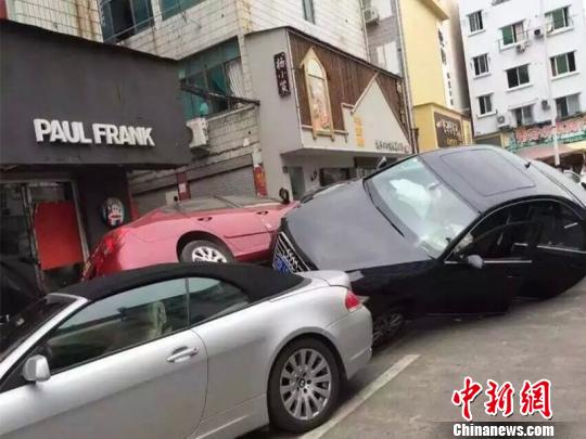 义乌街头现三车“叠罗汉”　网友摄