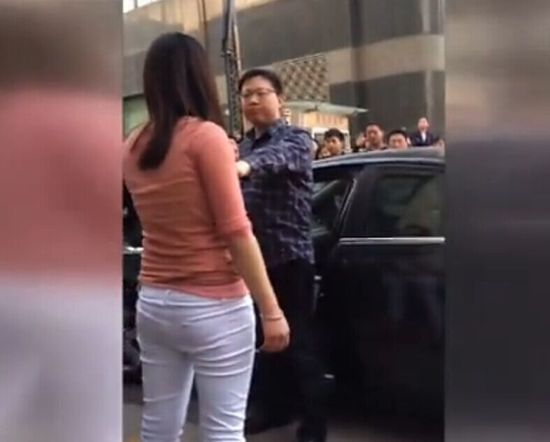 实拍妻子因丈夫外遇砸车 手撕玻璃满手血(来源:网易网友)