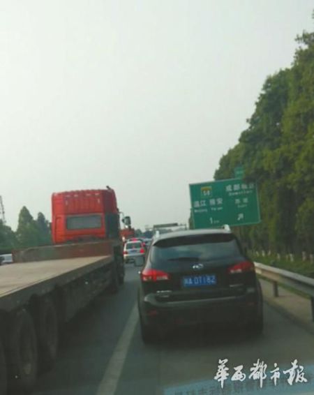 18辆车侵占应急车道 救护车8公里路程开近20分钟