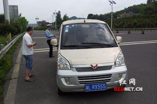 面包车因涉嫌改型被民警查获