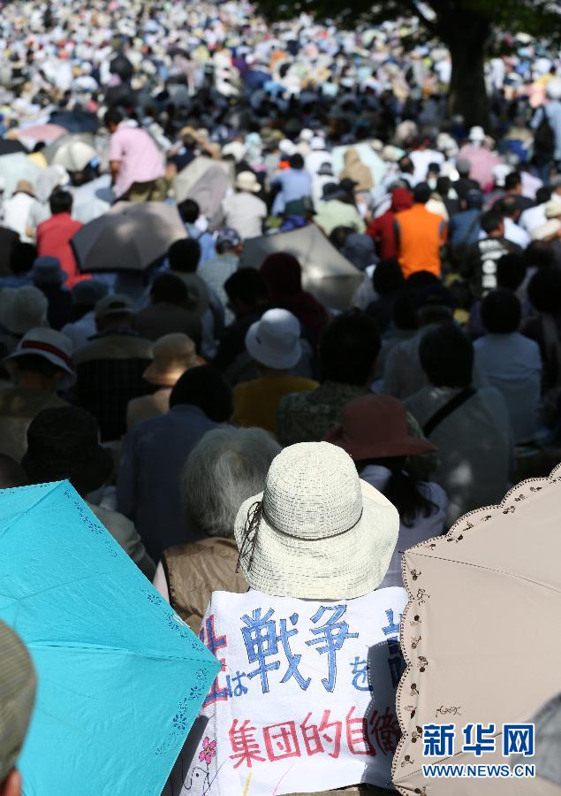 　　 5月3日，在日本横滨，身披“不需要战争，反对集体自卫权”标语的示威者参加和平集会，抗议首相安倍晋三企图修改和平宪法。当日是日本第68个宪法纪念日，约三万日本民众在横滨参加保护和平宪法的集会，其中数千人举行了示威游行。 新华社记者刘天摄