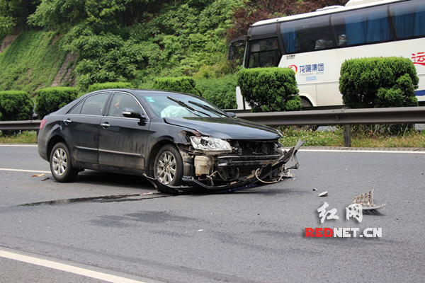 小车左前轮爆胎失控撞向中央护栏后，最后“跪倒”在行车道