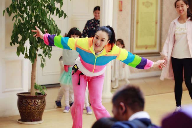 钟丽缇Cayla传递阳光正能量 加盟《爱上幼儿园》获点赞_娱乐频道_红网