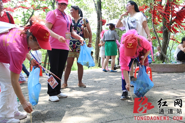 通道义工开展文明旅游 绿色出行环保志愿活动