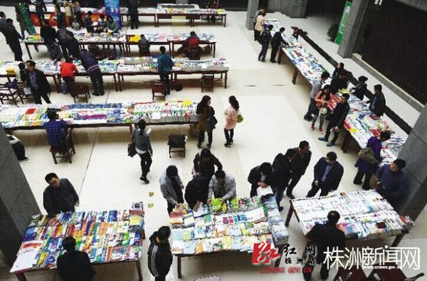 市民在选购图书（资料图片/记者刘震 摄）