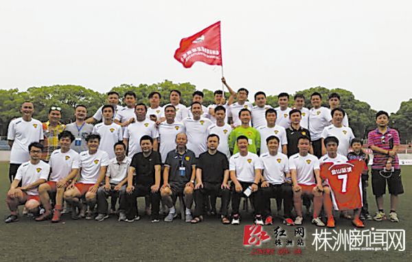 昨天，对阵娄底队后，株洲狼腾队队员合影留念（通讯员 李登攀 供图）