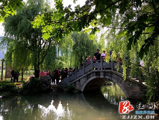 游客在黄龙洞景区游览 吴勇兵摄