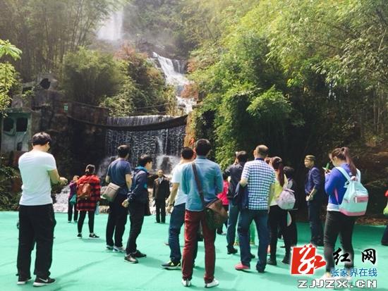 游客在宝峰湖景区游览 吴勇兵摄