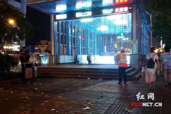 节后长沙五一广场地铁口垃圾遍地，深夜11时刘嗲嗲在清理台阶上的垃圾。