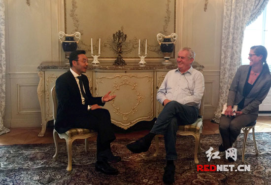 捷克总统米洛什·泽曼在捷克拉尼宫殿会见了中国湖南卫视《天天向上》节目制片人兼主持人汪涵及其团队一行。