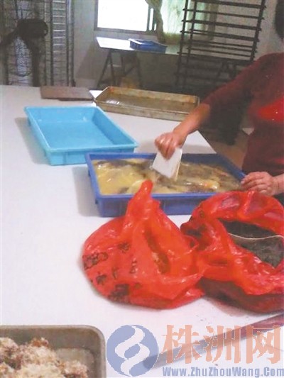 面包作坊内，一名妇女正在搅拌奶酪。而她未穿工作服，也没有戴手套 记者 姚时美 摄
