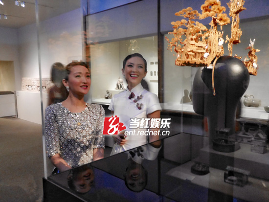 周迅和章子怡看展览