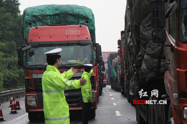 高速交警指挥积压车辆有序通行