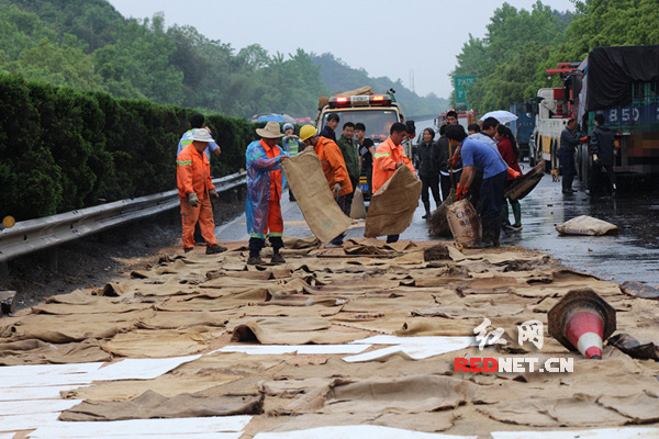 各部门紧急清扫路面