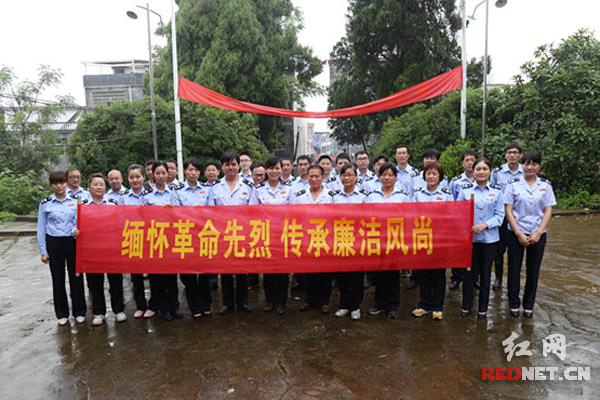 宁远县国税局参加纪检日活动的税务干部们的合影。