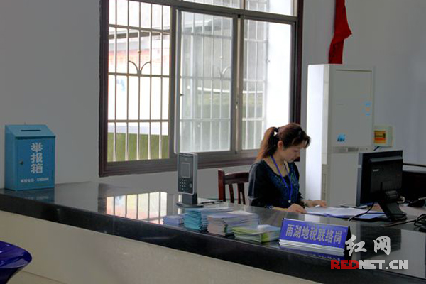 湘潭市雨湖区地税局在楠竹山镇政府便民服务中心设立“地税联络岗”。