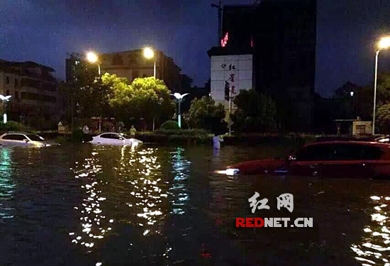 五一假期，长沙因一场暴雨形成内涝。