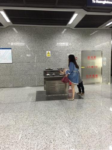 曝女子在武汉地铁站直饮水机上洗脚 网友:没素质