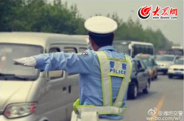 被女网友示爱的潍坊交警被戏称为“背影杀手”。