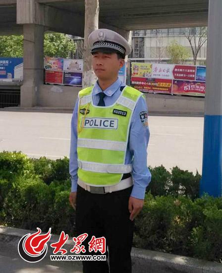 济南交警微博回复称被示爱的“小眼”交警单身，并附上了一张执勤照片。