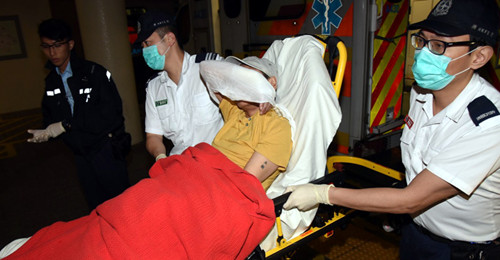 57岁男事主以玻璃碎鎅手，送院治理。香港《明报》网站/蔡方山摄