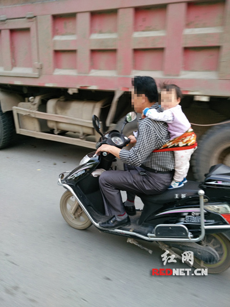 幼儿站在后座面露怯色